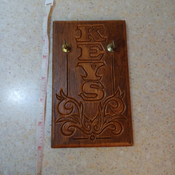 Vintage Key carved wall hanger - Picture 4 of 5